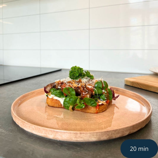 Toast med Entrecote, Tryffelaioli och Karamelliserad Lök