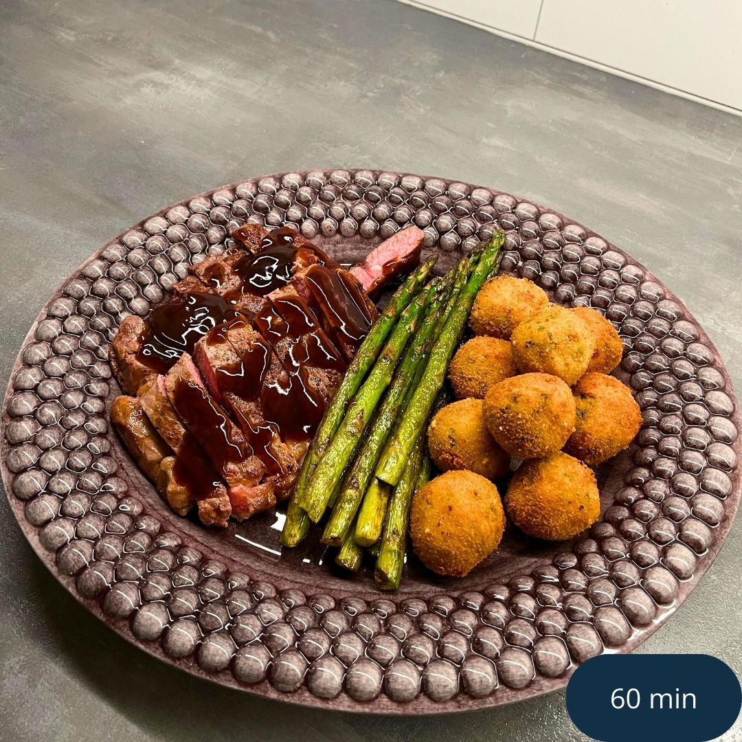 Ryggbiff med egengjorda kroketter, rödvinsås och sparris
