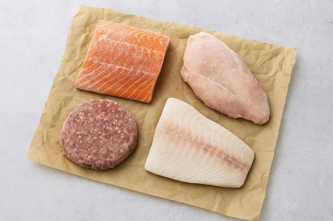 Färskfryst lax och torsk på is, fotograferad i naturligt ljus. En realistisk bild som visar hög kvalitet och fräschör hos färskfryst fisk.