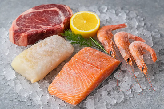 Färskfryst fisk, skaldjur och kött med frost och is som visar hög kvalitet och bevarad näring