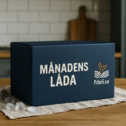 Månadens Låda från Fdeli.se – en navyblå premiumlåda med texten MÅNADENS LÅDA, placerad på köksbänk.