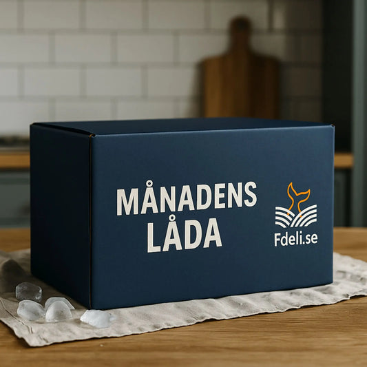 Månadens Låda från Fdeli.se – en navyblå premiumlåda med texten MÅNADENS LÅDA, placerad på köksbänk.