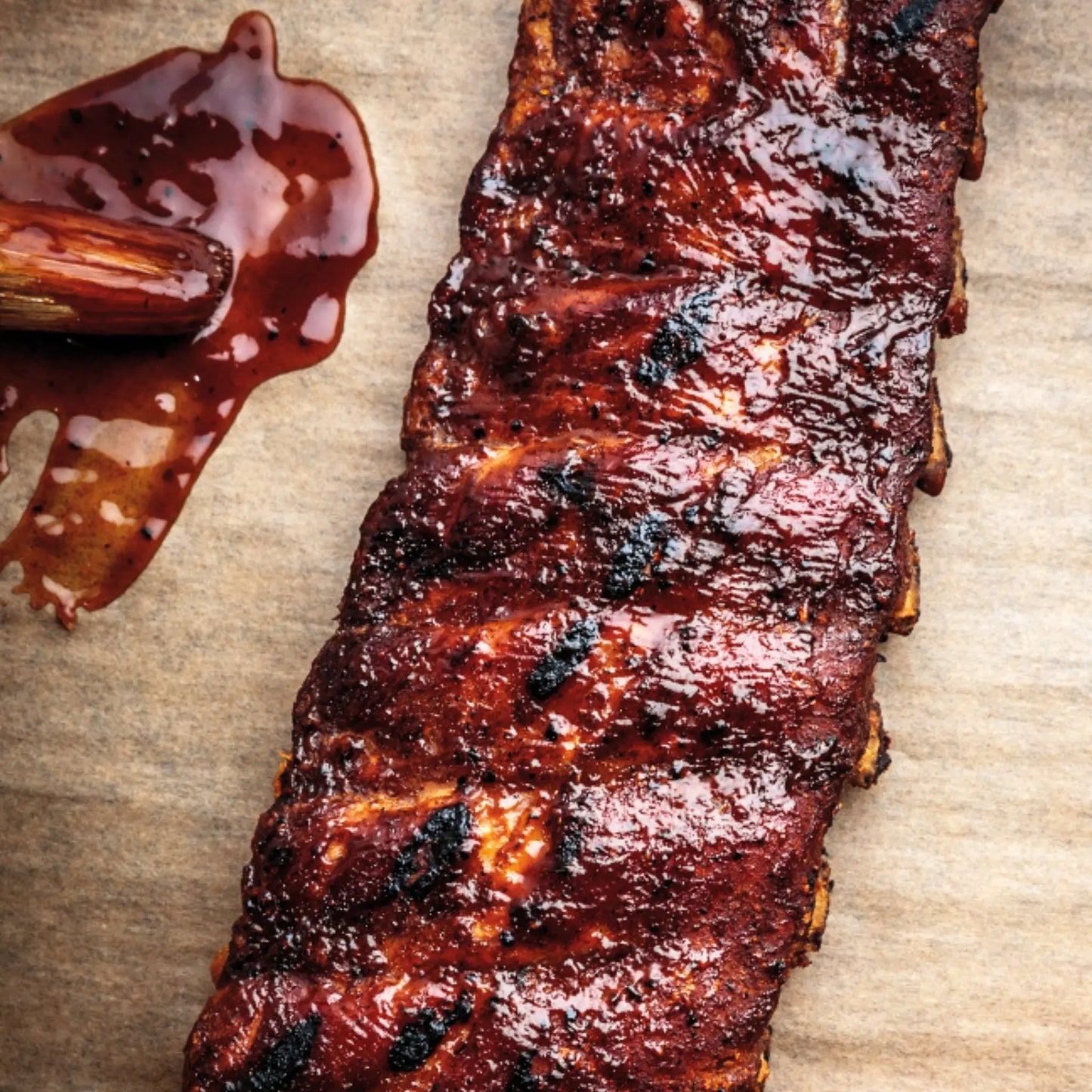 BBQ glazed kamben av högsta kvalitet, saftiga och smakrika, perfekta för grillfesten och sommarens måltider.