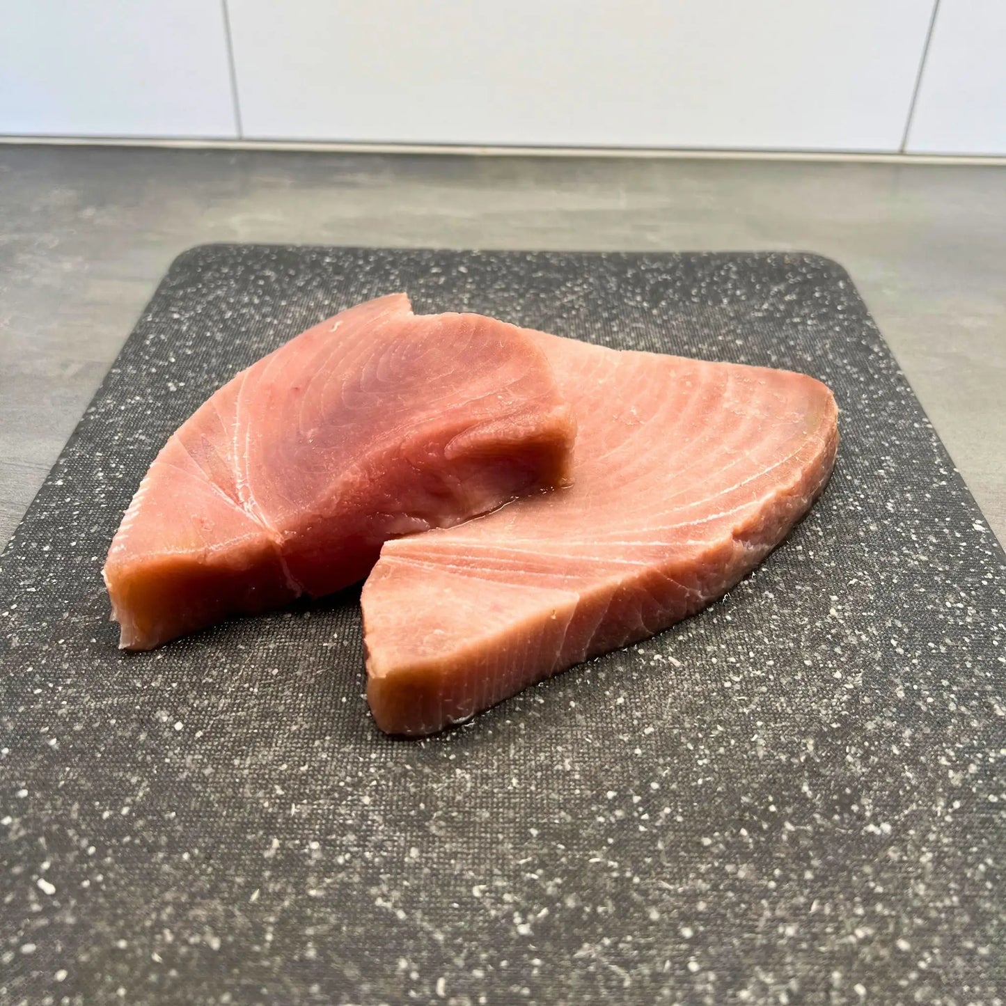 Vildfångade färskfrysta tonfiskkotletter – hållbar premiumfisk av högsta kvalitet.